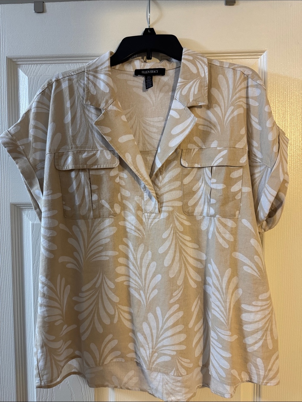 NWT! Ellen Tracy Beige and White Printed Short-Sleeve Tunic